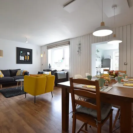 Modern Holiday In With Fenced Garden 巴斯托涅