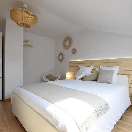 Modern Holiday In With Fenced Garden *